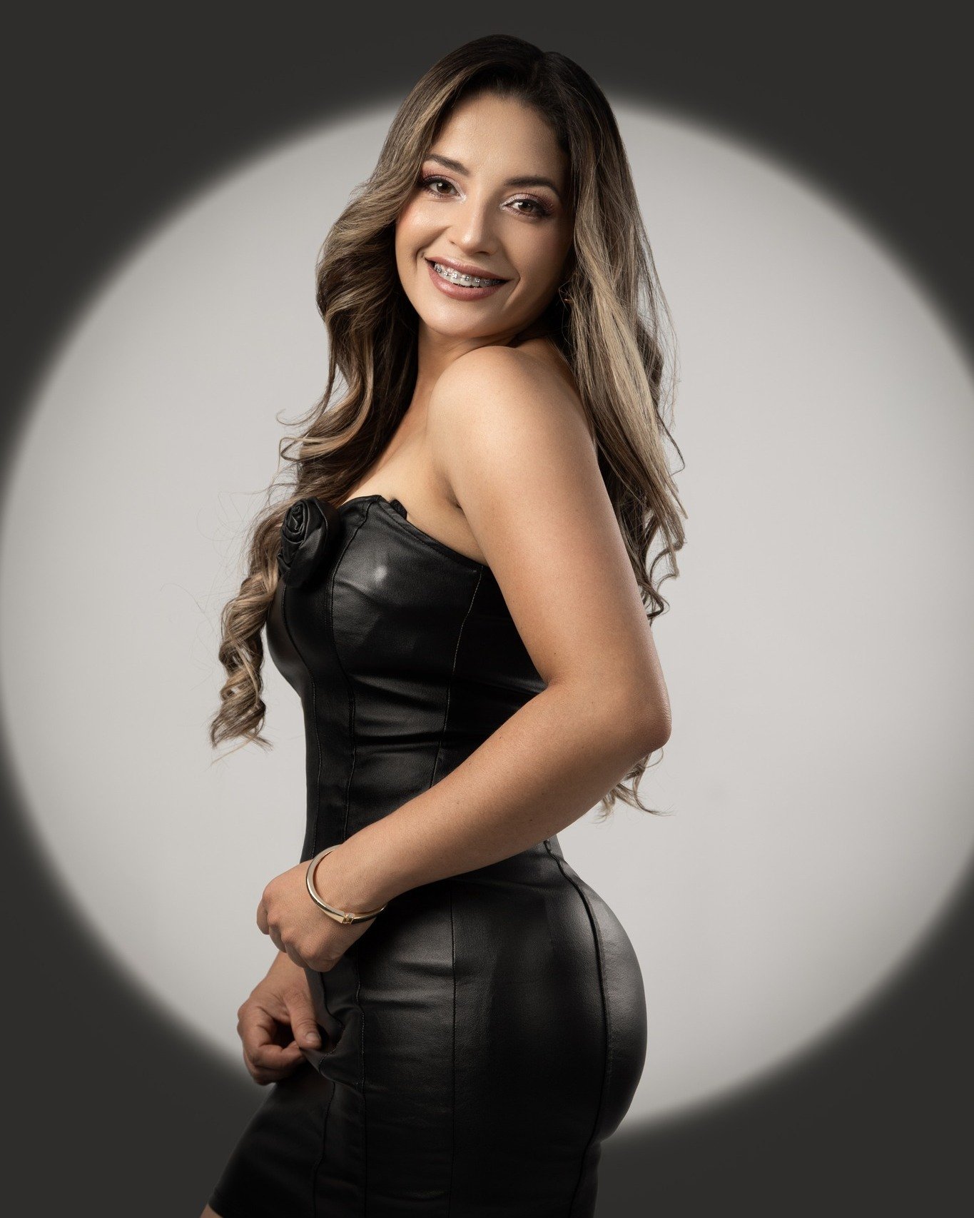 Birthday Queen Alert! 👑✨ ¿Lista para celebrar una nueva vuelta al sol? Hablemos por DM y diseñemos una sesión de retratos exclusiva para ti, donde tú seas la única protagonista. ¡Hagamos que tus fotos de cumple sean inolvidables! 🎂📸
#RetratoFemenino #FotografiaEditorial #SesionDeFotosMujer #CumpleañosInolvidable #MujerEmpoderada