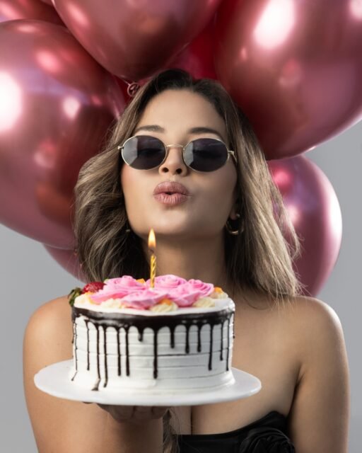Nueva vuelta al sol, nuevas metas y la excusa perfecta para celebrar tu belleza. 🥂 Si estás buscando el autoregalo ideal, una sesión de retratos de cumpleaños es todo lo que necesitas para inmortalizar tu brillo actual y tener fotos increíbles que duren para siempre.
¡El escenario y la cámara están listos para ti! Escríbeme por DM y planeemos tu sesión ideal. 📸 Envíale esto a tu amiga que está por cumplir años. 👇
#BirthdayPhotoshoot #CumpleañosEstilo #FotografiaDeRetrato #RetratoChic #CelebrandoConEstilo