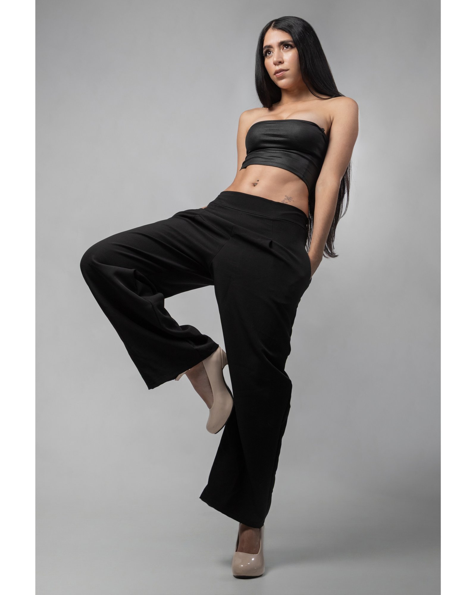 Capturar el movimiento, las texturas y la elegancia en un fondo neutro es uno de mis mayores disfrutes en el estudio. Este look monocromático nos permitió jugar con poses dinámicas y contrastes sutiles. 🖤📷 #FashionPhotography #EstudioFotografico #PortraitSession #MonochromeStyle #FotografiaProfesional
modelo: @emmitagg182