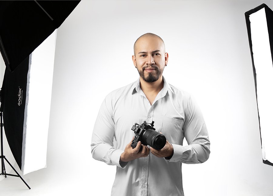 De las aulas de arte a dominar los negocios: Cómo Alejandro Cajas se convirtió en uno de los mejores fotógrafos y empresario de Quito.