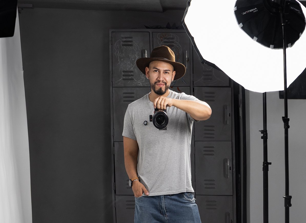Fotografía de tras cámaras de retrato profesional en Quito por AC Studio.
Fotógrafo Alejandro Cajas